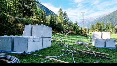 Sicht von der Baustelle des Masts Nr. 68 in Zernez Selva in Richtung Oberengadin. Die Leiterseile der Höchstspannungsleitung sind ausgezogen und mit schweren Gewichten am Boden befestigt. Fotos: Jon Duschletta