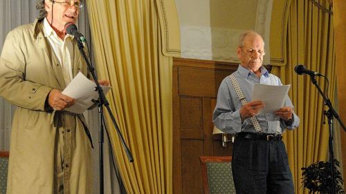 Michael Schacht (Maloney, links) und Jodoc Seidel (der namenlose Polizeibeamte) bei einer Lesetour von 2011 im Hotel Walther in Pontresina. Foto: Reto Stifel