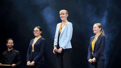 Die zweitplatzierte Naibi Giuliana Duttweiler (2. v. l.) bei der SwissSkills-Siegerehrung. Foto: SwissSkills