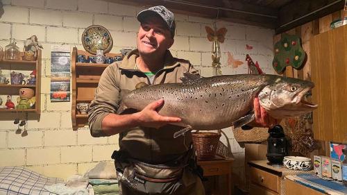 Gian Claudio Wieser mit der kapitalen Forelle, die er im Inn gefangen hat. 		Foto: z. Vfg