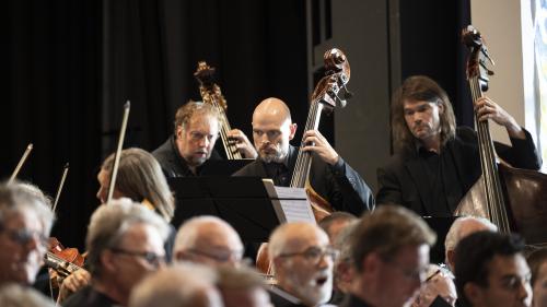 Über 120 Musiker und Choristen vereint im Rondo sieht und hört man selten. So geschehen im Rah men des Festival Opera Engiadina       Foto: Mayk Wendt