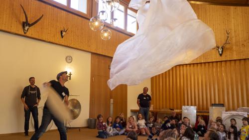 Diese Woche lief für die Schülerschaft aus Sils und Silvaplana ein äusserst interessantes Programm. Neben Tanzen und Singen wurde mit den Kindern auch viel gespielt.				Fotos: Tiago Almeida