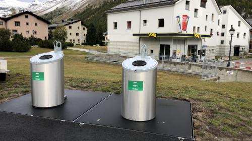 Zwei Unterflur-Glascontainer werden schon eingesetzt. Es sollen am Parkplatz Fainera noch mehr gebaut werden. Der Kreditentscheid soll an der kommenden Budget-Gemeindeversammlung gefällt werden. Foto: Marie-Claire Jur