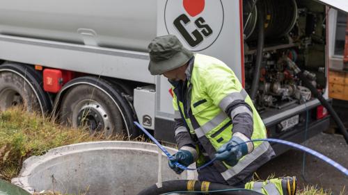 Die Tanks der Oberengadiner Bergbahnen werden mit dem Kraftstoff GtL befüllt. 		Foto: Andrea Furger