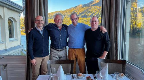 Feiern den Deal (von links): Michael Mettler (Helbling Reisen), Kurt Zürcher (VR Let’s go Tours), Claudio Glisenti und Marcel Gehring (CEO Let’s go Tours).		Foto: z.Vfg