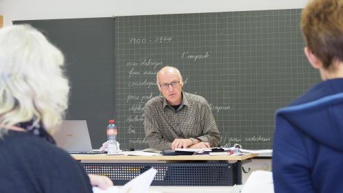 L’anteriur magister e promotur regiunal Mario Pult tratta fingià al prüm di dal cuors cun sia gruppa da «lectüra litterara» cun versins e sabgentschas dal minchadi (fotografia: David Truttmann).