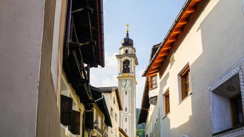 Il model da bilinguited a Samedan s’ho verificho e vela scu bun exaimpel pel svilup da la lingua rumauntscha (fotografia: Jon Duschletta)