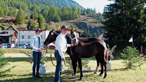 Ursina Meyer-Barbüda und ihr Vater Giacumin Barbüda während der Fohlenschau in Zernez. 		Foto: z. Vfg