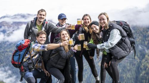 sülla fotografia as vezza üna gruppa da tuot quels chi han fat la spassegiada da Tschlin a Ramosch degustond la biera da ses bierarias (fotografia: Mayk Wendt).