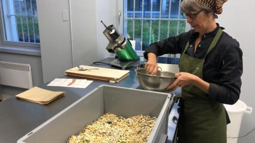 Monika Müller beim Abfüllen ihrer Buchweizenpasta in Portionenbeutel. Foto: Marie-Claire Jur