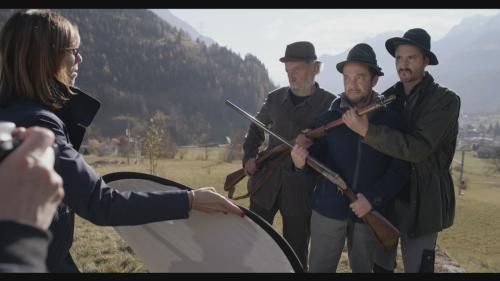 Trais paurs as mettan in posa per la prüma pagina dal Blick. Els sajan pronts da sajettar l’uors (fotografia: Sequenza dal film «L’urs»/RTR).