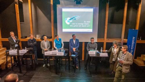 Das Podium mit v.l.: Michael Caflisch, Reto Rupf, Hans Lozza, Carolin Scheiter, Kurt Bobst, Harry Keel, Moderatorin Barbara Haller der Academia Raetica und Organisator David Jenny der Engadiner Naturforschenden Gesellschaft. Foto: Jon Duschletta