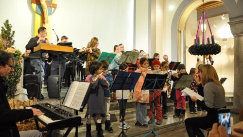 Die Querflöte stand an diesem Adventsauftritt im Mittelpunkt, doch auch Gesangseinlagen trugen zum Erfolg des Konzerts der Musikschule Oberengadin in der St. Moritzer Karlskirche bei.                Foto: Marie-Claire Jur