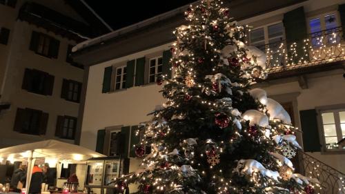 Der Silser Weihnachtsmarkt findet traditionell vor und neben der Chesa Cumünela statt.