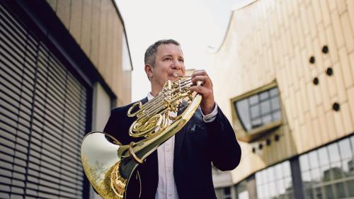 Solist der kommenden Konzerte zum Jahresausklang von Sinfonia Engiadina: Hornist Stefan Dohr.  Foto: Simon Pauly