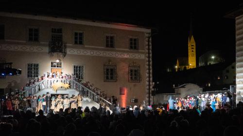 Il Nadal da Zell es gnü preschantà in gövgia saira a Zernez (fotografia: Jon Duschletta).