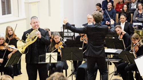 Das Engadiner Sinfonieorchester mit dem Hornisten Stefan Dohr gastierte unter der Leitung von Joshua Weilersteinin Zuoz.			Foto: Stefanie Wick Widmer