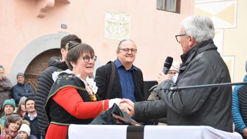 Aita Zanetti es gnüda saramantada sco capo cumünal da Scuol (fotografia: Nicolo Bass).