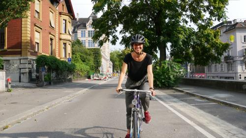 Ist gerne mit dem Velo unterwegs: Yasmine Bastug, die erste Stadt- und Landschaftsplanerin der
Gemeinde Davos.            Foto: z.Vfg