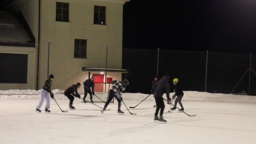 Sanda passeda s’haun chattedas tschinch giuventünas a S-chanf pel turnier tradiziunel da hockey (fotografia: Martin Camichel).