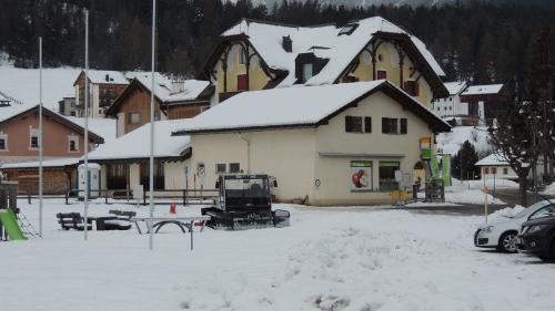 La Butia Tarasp as rechatta immez cumün (fotografia: Benedict Stecher).