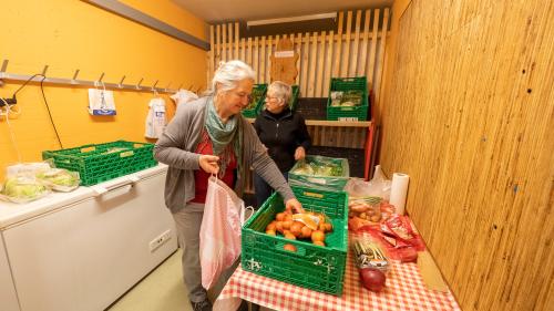 Sortieren des Obstes und des Gemüses.    Foto: Daniel Zaugg