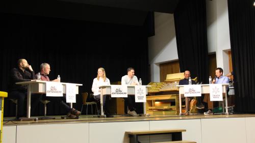  Marc Gini, Michael Bont, Tamara Wolf, Dario Cologna, Gian Gilli diskutieren mit Moderator Adriano Iseppi (v.l.n.r.).        Foto: Stefanie Wick Widmer