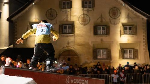 Für einen Abend wurde der Dorfplatz in eine schneereiche Snowboard-Arena umgewandelt (Foto: Dominik Täuber).