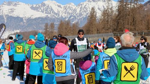 Einen grossen Part im Verpflegungskonzept des Marathons übernehmen die Voluntari: Sie verteilen an den verschiedenen Posten unterwegs Getränke und feste  Nahrung. Foto: swiss-image/Andy Mettler 