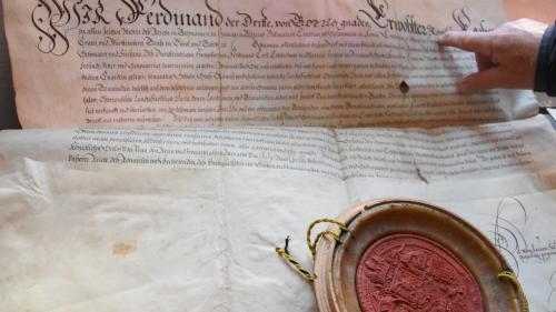 Die Ratifikationsurkunde aus dem Jahr 1652 ist das Herzstück des Senter Archivs. Foto: Bettina Gugger