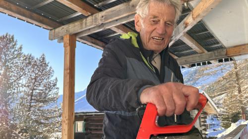 Roman Decurtins prepara amo hoz adüna svess ils skis da passlung (fotografia: Susi Rothmund). 