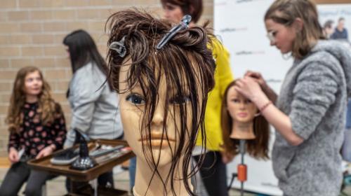 Zwei Jahrgänge der Coiffeur-Klasse an der Gewerbeschule Samedan mussten bereits zusammengelegt werden. Foto: Dan Zaugg