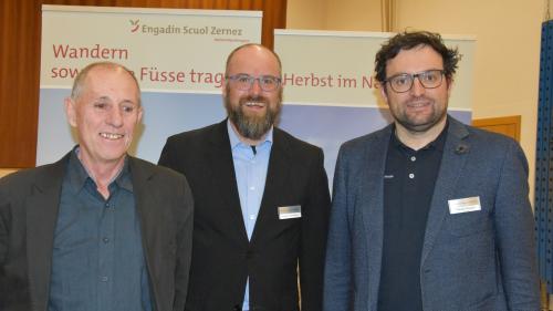 Der Verwaltungsratspräsident Ludwig Jenal (rechts) und die beiden Co-Direktoren Bernhard Aeschbacher (Mitte) und Claudio Daguati anlässlich der  Generalversammlung der TESSVM in Ramosch (Foto: Nicolo Bass).