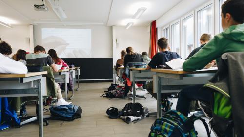 Wie sollen sich angehende Mittelschülerinnen und -schüler am besten auf die Aufnahmeprüfungen vorbereiten? Die Bündner Regierung will diese Vorbereitung der Volksschule übertragen. Ein umstrittener Entscheid. Foto: Fabian Gattlen/Academia Engiadina