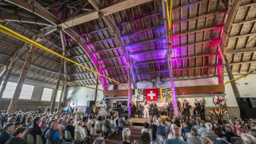 Solche Menschenansammlungen wie an einer 1. August-Feier gibt es in der St. Moritzer Reithalle vorerst nicht mehr. Foto: Daniel Zaugg