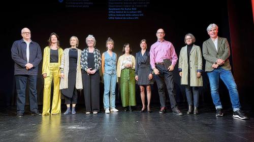 Tuot las premiadas ed ils premiats da cumpagnia sül palc – a schnestra Jachen Andry ed immez Leta Semadeni (fotografia: Uffizi federal da cultura/Adrian Moser).