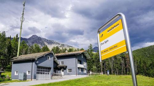 L’anteriura chasa da stradins ad Ova Spin sül Pass dal Fuorn nu vain plü dovrada da l’Uffizi da construcziun bassa (fotografia: Jon Duschletta).