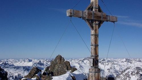 Il Piz Fenga, per tudais-ch Fluchthorn, es gnü ün pa plü bass, la crusch nun es neir na plü casü (fotografia: CC BY-SA 4.0).