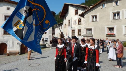 Il Cor mixt Champfèr dürant il cortegi tras Müstair. fotografia: Guido Mittner