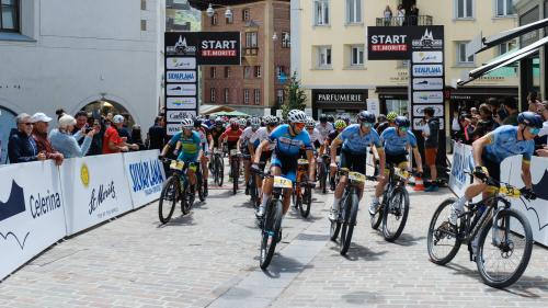 Das Teilnehmerfeld mitten in St.Moritz. Foto: Madlaina Walther