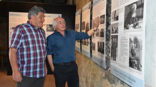 Armon Parolini (da schnestra) e Peter Langenegger discutan davart l’exposiziun extraordinaria i’l Museum d’Engiadina Bassa (fotografia: Fadrina Hofmann).