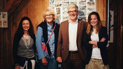 Die künstlerische Direktorin des Segantini Museums, Mirella Carbone, Sammlerin und Künstlerin Laura Ceretti, Regierungsrat Jon Domenic Parolini und Kuratorin Carolin Geist in der Ausstellung im Château Papillon. Foto: Château Papillon St. Moritz