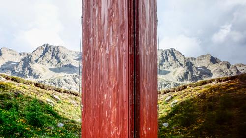 Der Origen-Julierturm im Spiegel der Landschaft. Foto: Jon Duschletta