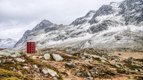 Der Origen-Theaterturm auf der Julier-Passhöhe als vergängliches Wahrzeichen. Foto: Jon Duschletta