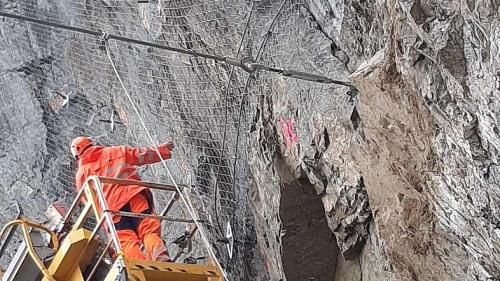 An einer Baumaschine entstand geringer Sachschaden. Foto: RhB