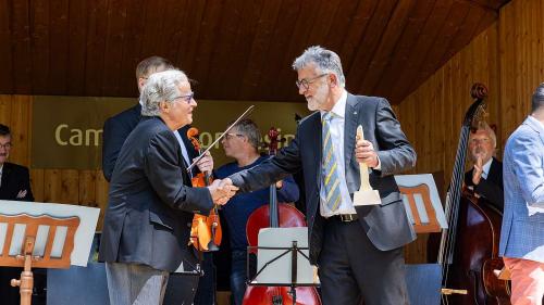 Dr. Jürg H. Frei übergibt symbolisch den Stab seinem Nachfolger Xaver Fässler. Foto: Pontresina Tourismus