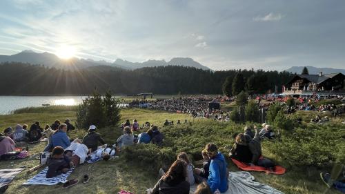 Chillige Atmosphäre beim Abendkonzert von Black Sea Dahu am Stazersee. Foto: Reto Stifel