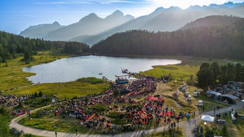 Die unvergleichlich schöne Stimmung am Lej da Staz ist für Künstlerinnen und Künstler wie für das Publikum ein Erlebnis. Foto:fotoswiss.com/cattaneo