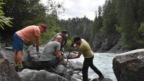 Unter der Anleitung von Xaver Frieser haben 15 Paddlerinnen und Paddler an einem Wochenende verschiedene Zugangswege zum Inn verbessert und die Ein- und Ausstiege geebnet. (Foto: Nicolo Bass