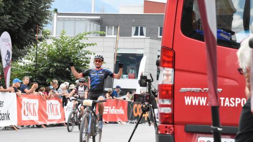 Urs Huber fährt erneut als Sieger über die Ziellinie (Foto: Nicolo Bass).